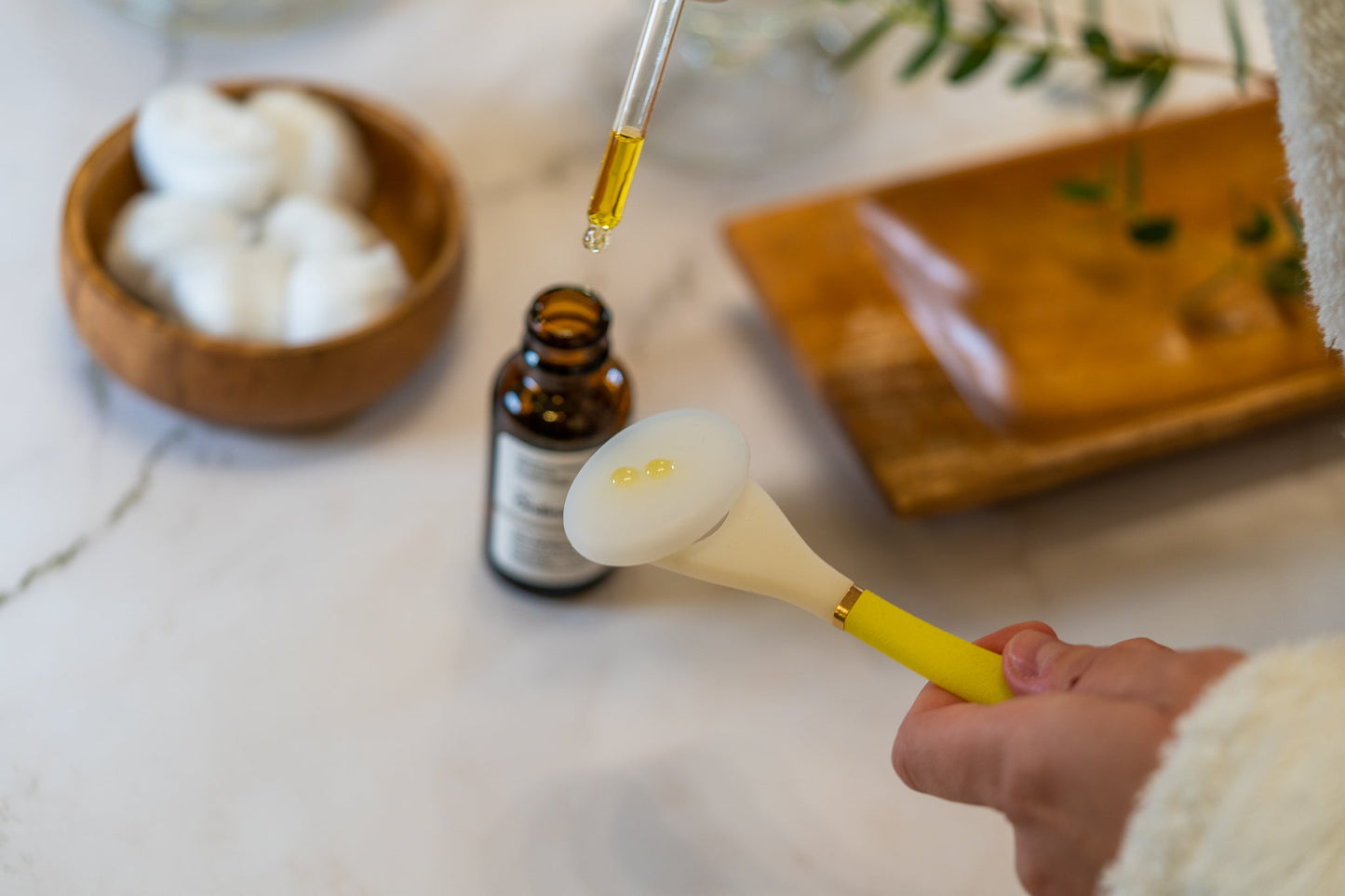 Touch-Free Skincare Applicator With Spatula + Carry Case With Mirror by LUNAESCENT